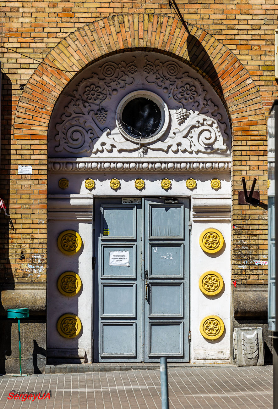 Киев, Большая Васильковская улица, 48 / Улица Саксаганского, 18