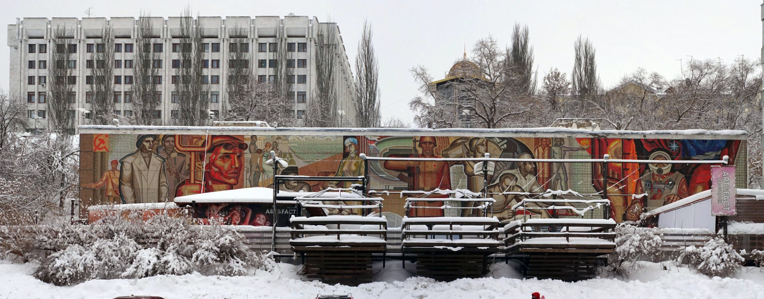 Самара, Волжский проспект, 19; Молодогвардейская улица, 210. Монументальное искусство (мозаики, росписи, барельефы, сграфито)