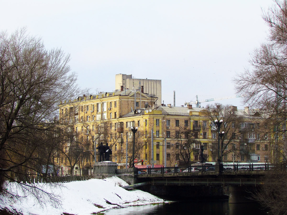 Харьков, Проспект Героев Харькова, 27 / Харьковская набережная, 1