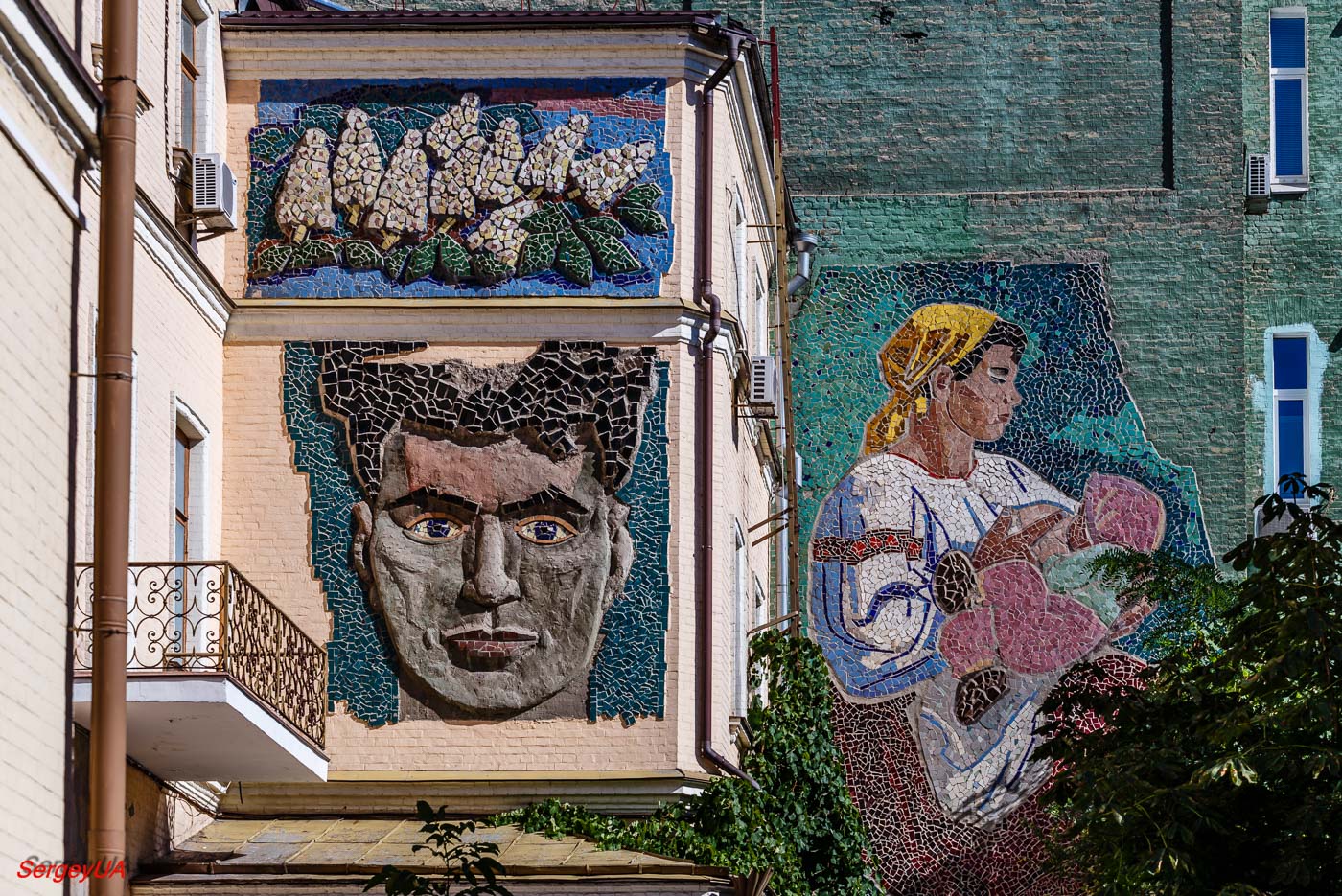 Киев, Терещенковская улица, 15. Монументальное искусство (мозаики, росписи, барельефы, сграфито)