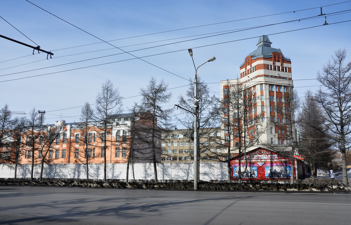 Омск, Тарская улица, 11 / Красногвардейская улица, 44; Интернациональная улица, 29; Тарская улица, 11а