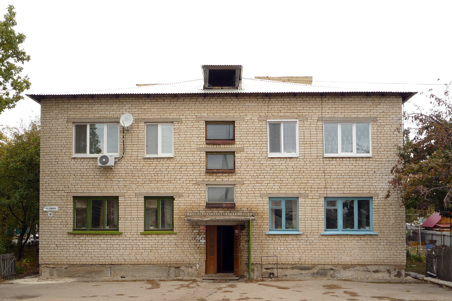 Безенчук, Улица Луговцева, 14 / Садовая улица, 36