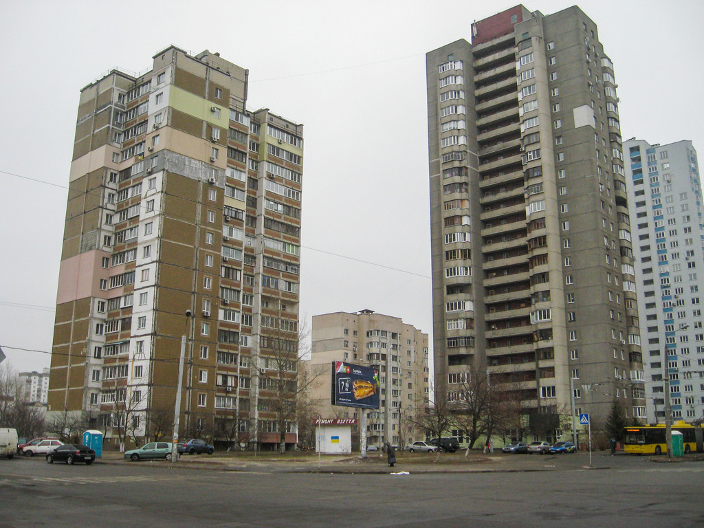 Киев, Проспект Владимира Маяковского, 74 / Милославская улица, 9; Проспект Владимира Маяковского, 72