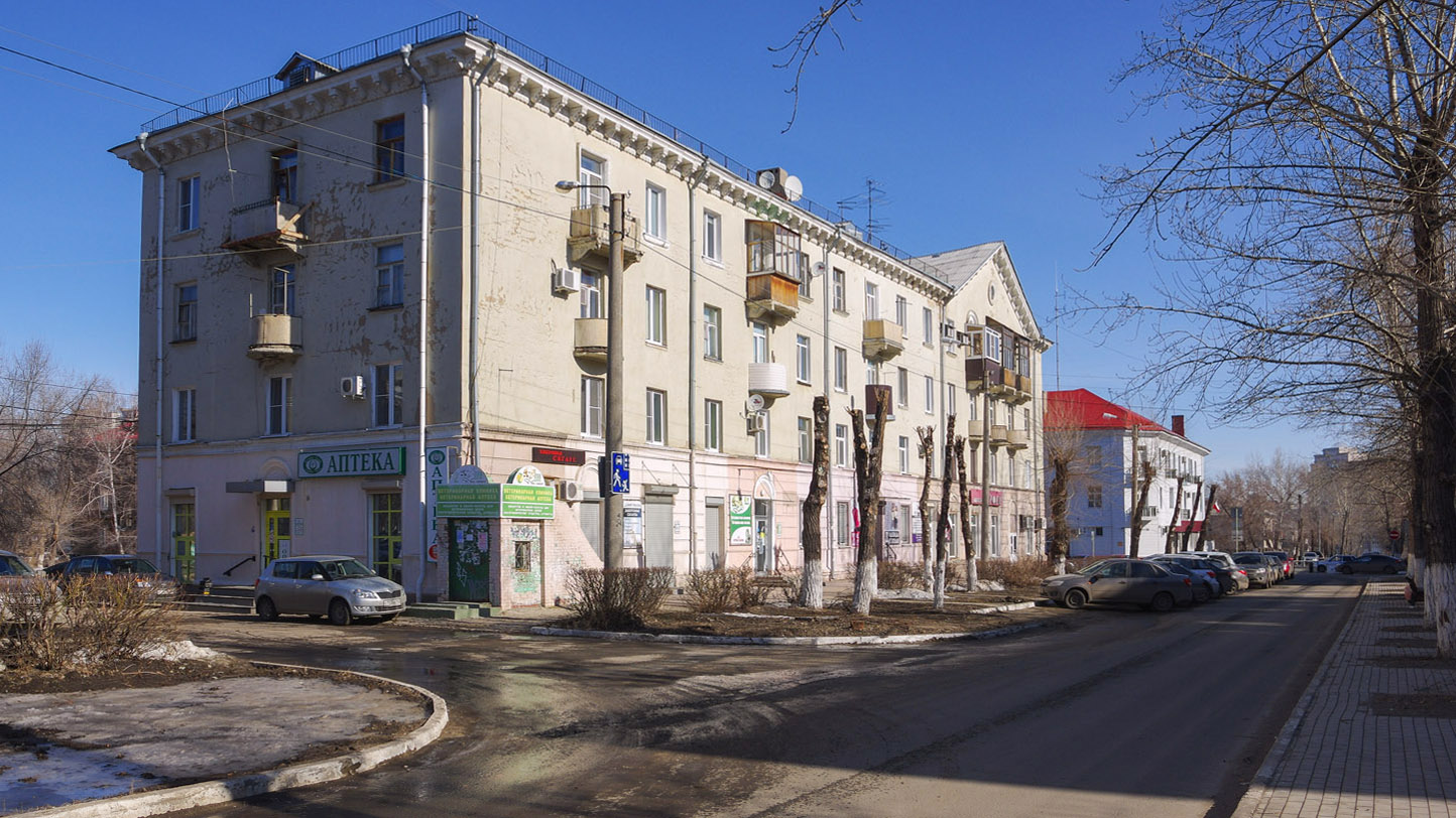 Novokuybyshevsk, Советская улица, 10 / Коммунистическая улица, 32