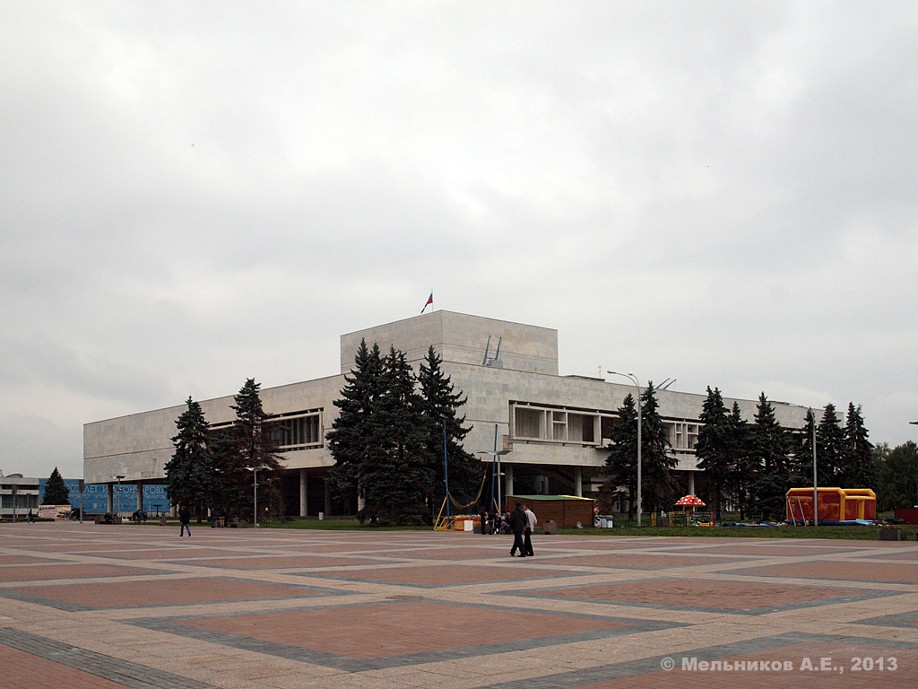 Ульяновск, Площадь 100-летия со дня рождения В. И. Ленина, 1