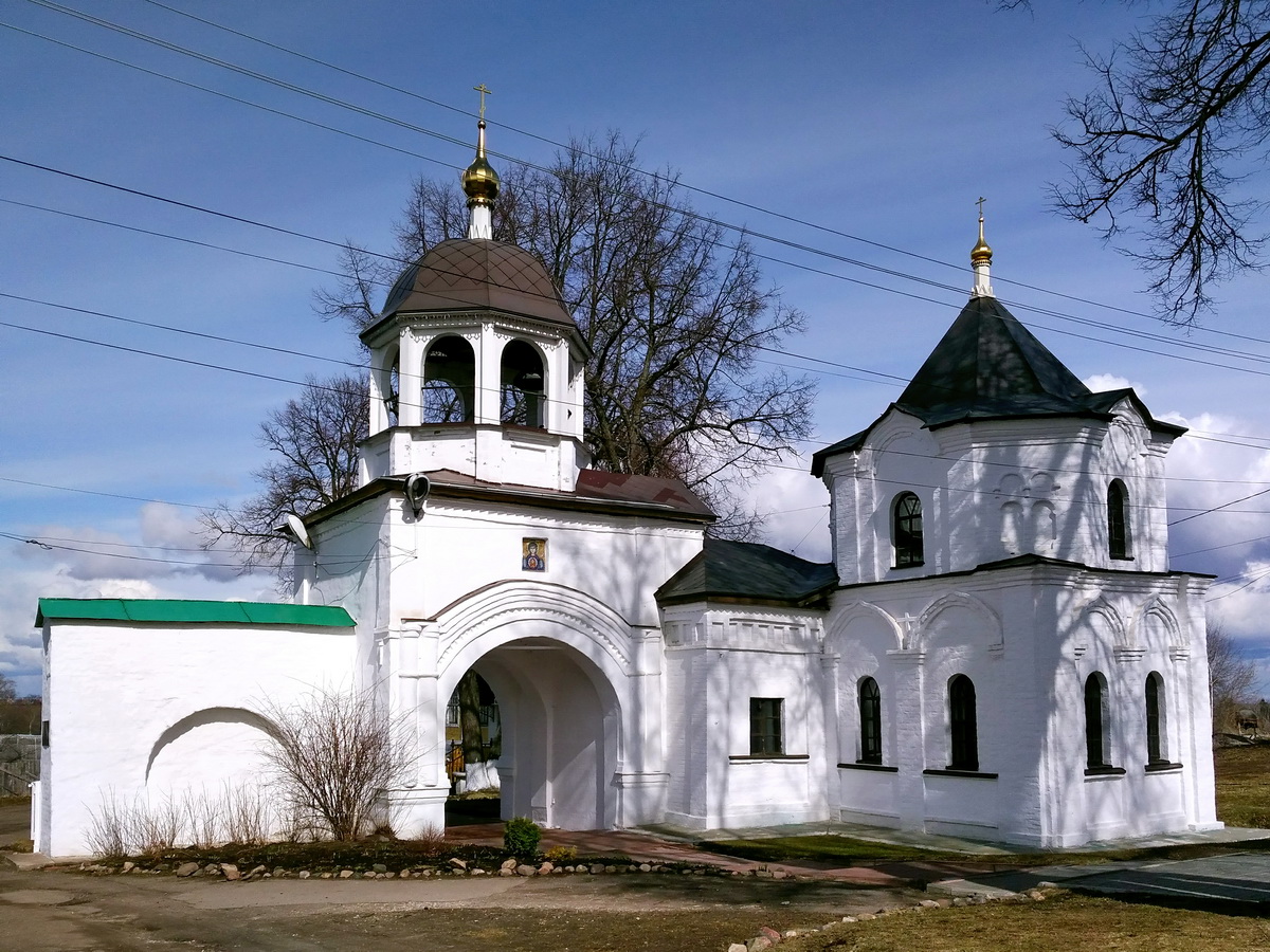 Переславль-Залесский, Московская улица, 85 Святые врата; Московская улица, 85 Часовня-колодец