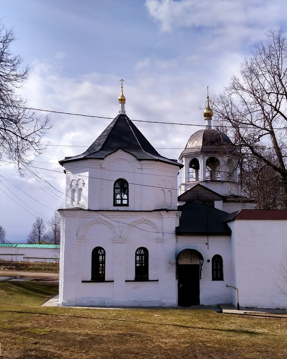 Переславль-Залесский, Московская улица, 85 Святые врата; Московская улица, 85 Часовня-колодец