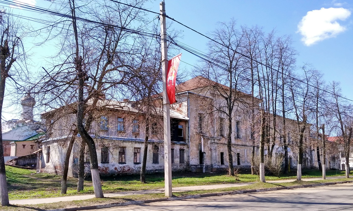 Ростов Великий, Советская площадь, 14; Советская площадь, 16
