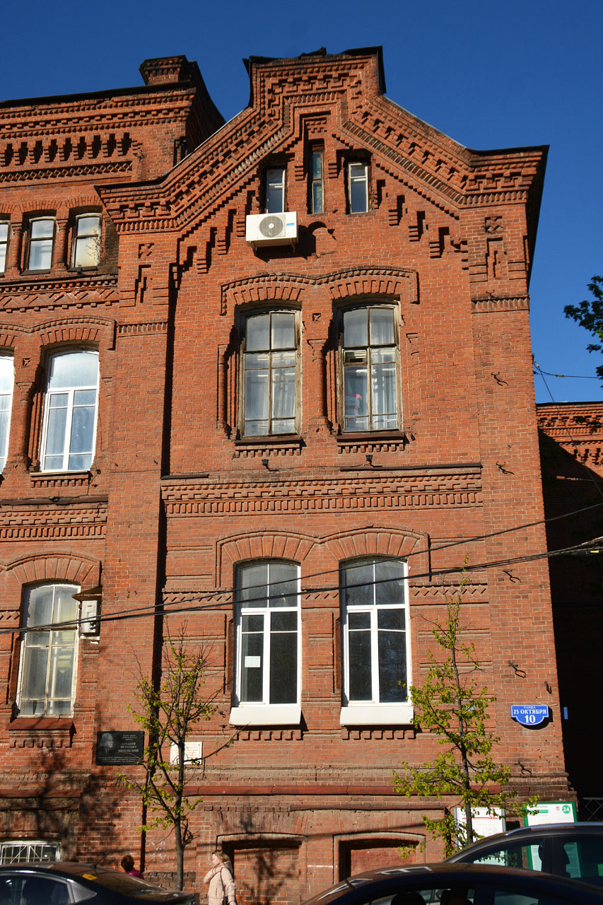 Пермь, петропавловская улица, 23 / Улица 25 Октября, 10