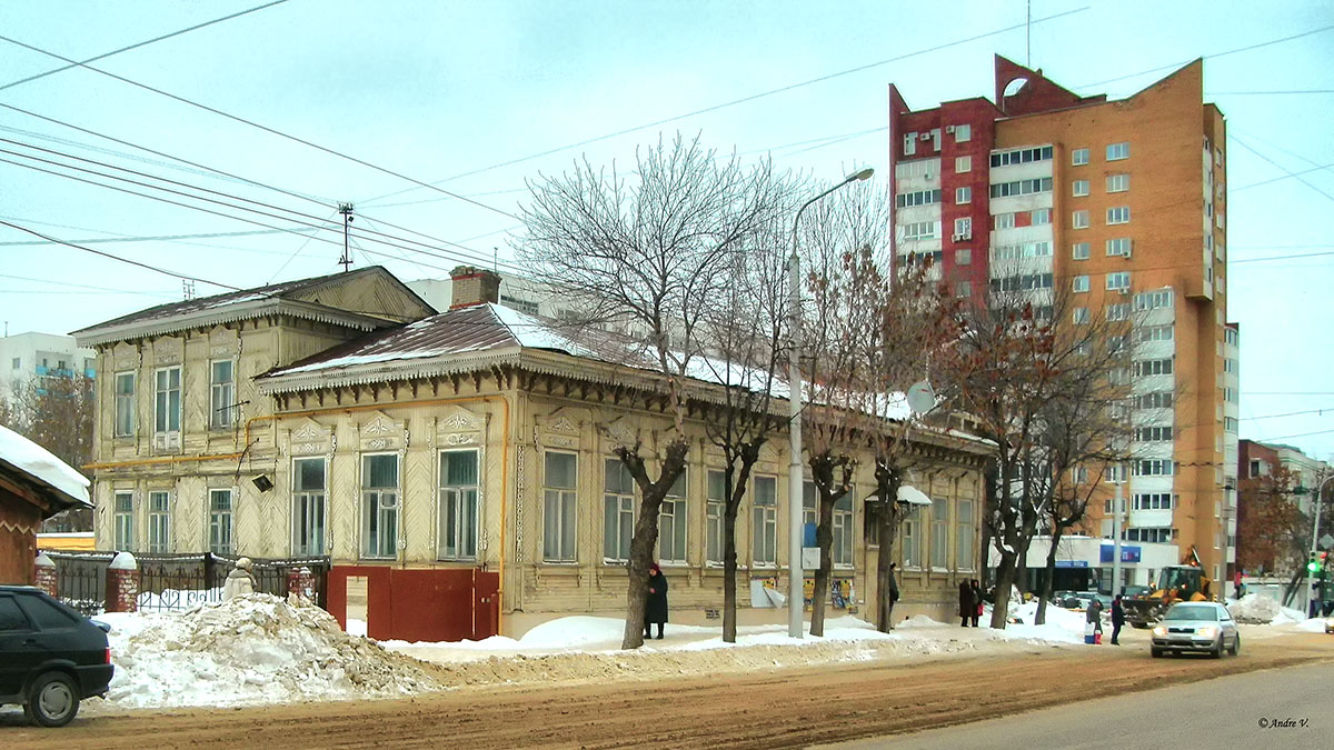 Уфа, Улица Ленина, 81 / Бульвар Ибрагимова, 36; Улица Ленина, 83 / Бульвар Ибрагимова, 27