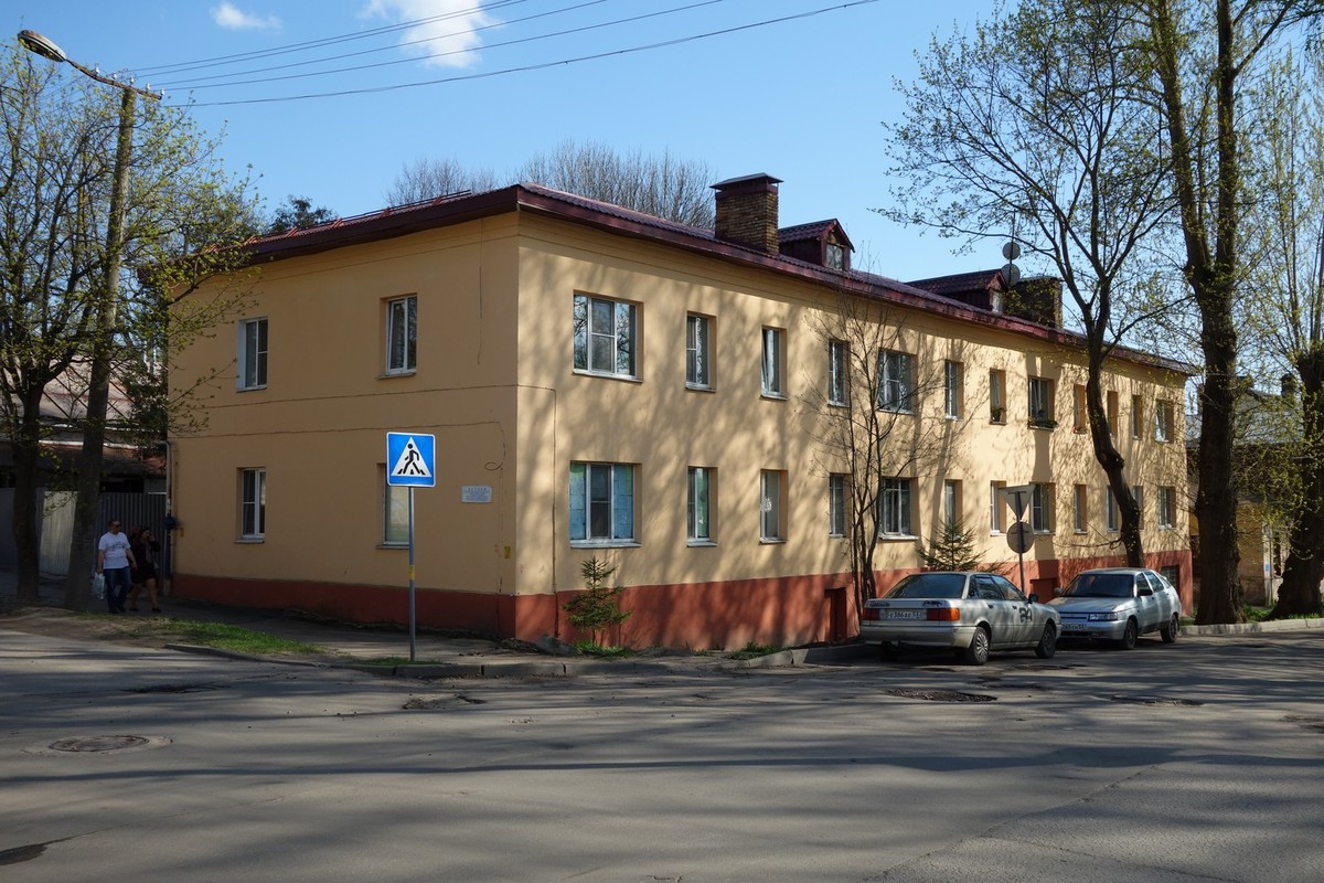 Великий Новгород, Михайлова улица, 8 / Нутная улица, 2