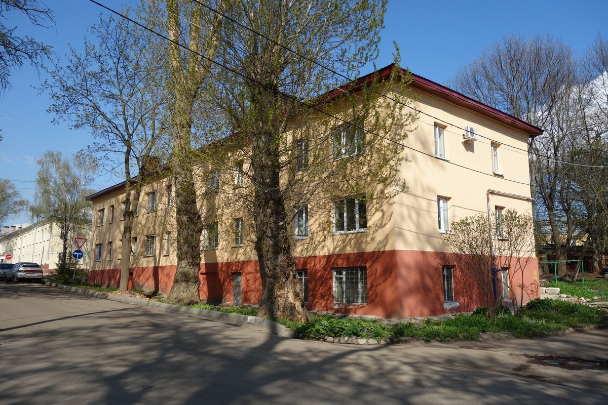 Великий Новгород, Михайлова улица, 8 / Нутная улица, 2
