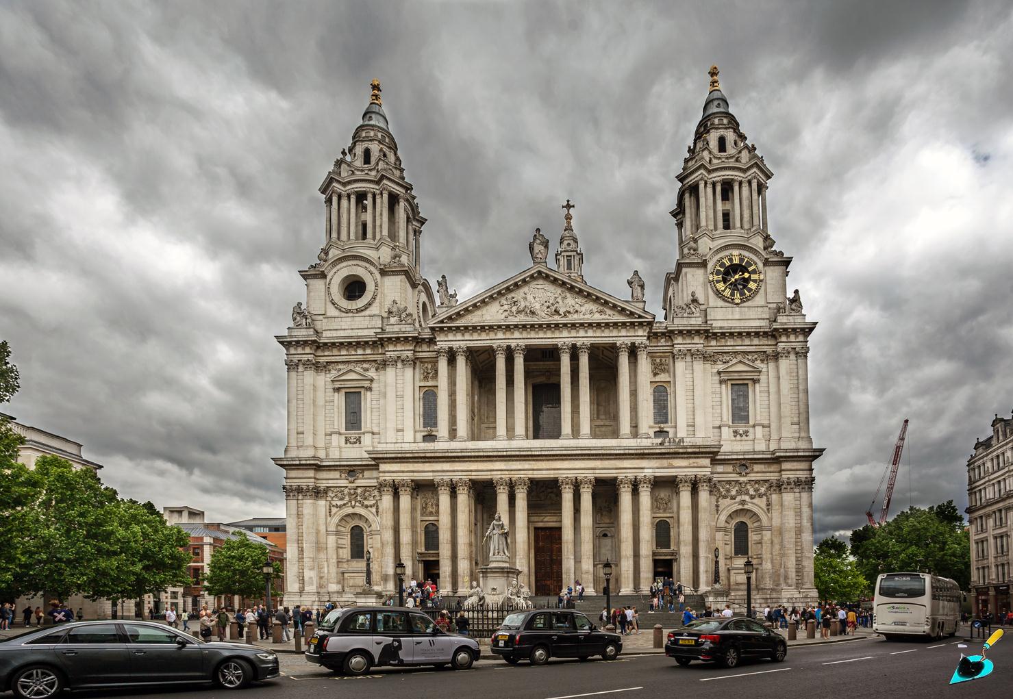 Лондон, Saint Paul's Churchyard