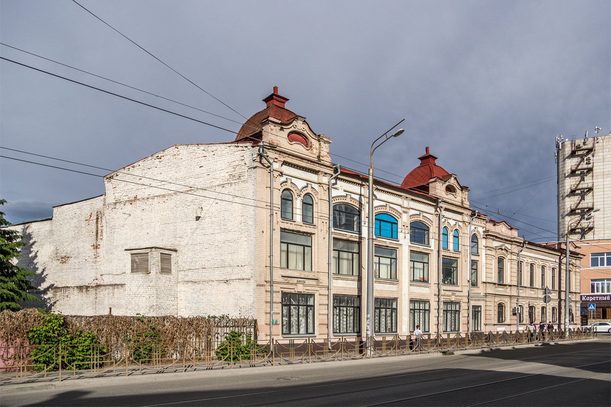 Казань, Улица Парижской Коммуны, 20 / Улица Габдуллы Тукая, 37