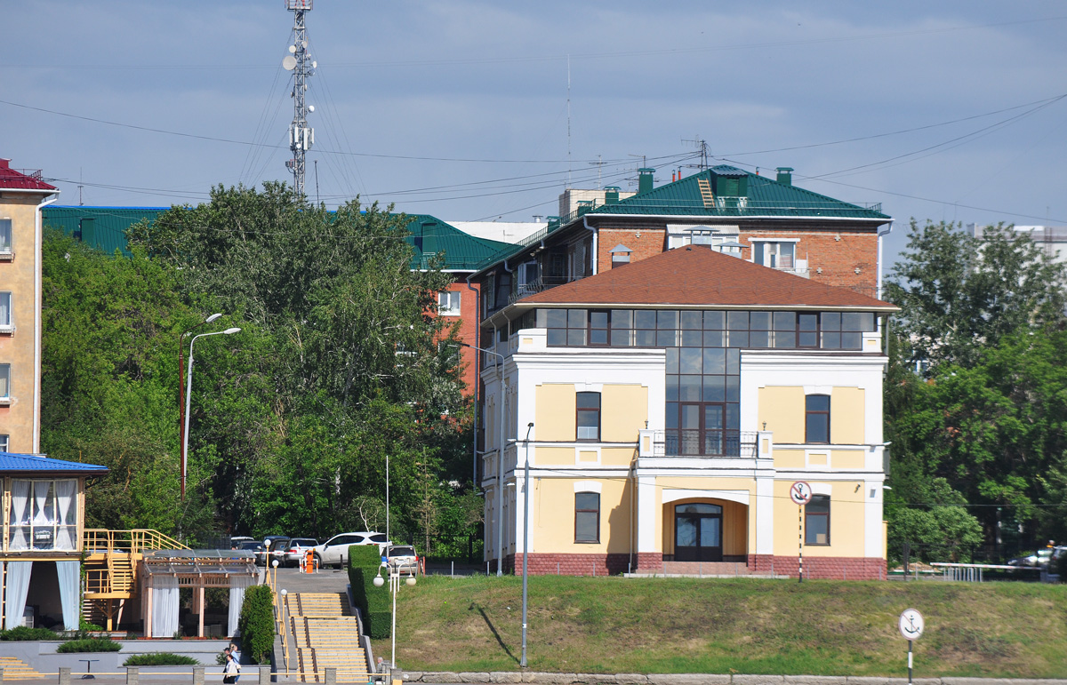 Омск, Съездовская улица, 2 / Улица 8 Марта, 6; Съездовская улица, 4