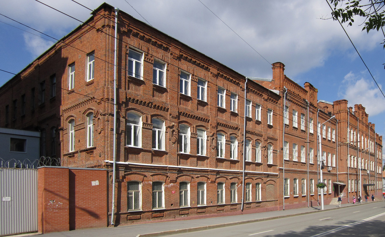 Уфа, Коммунистическая улица, 23 / Улица Аксакова, 67