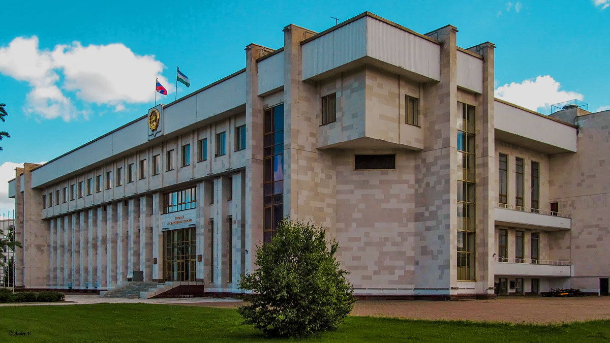 Уфа, Улица Заки Валиди, 40 / Советская улица, 4