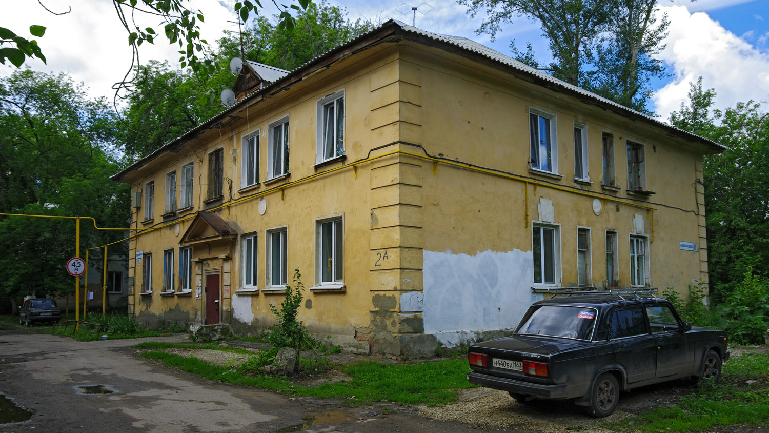 Новокуйбышевск, Стахановский переулок, 2А / Молодогвардейская улица, 8