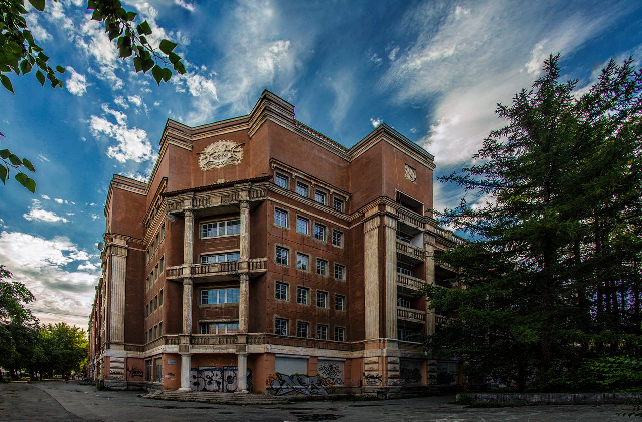 Екатеринбург, Улица Машиностроителей, 4 / Бульвар Культуры, 1