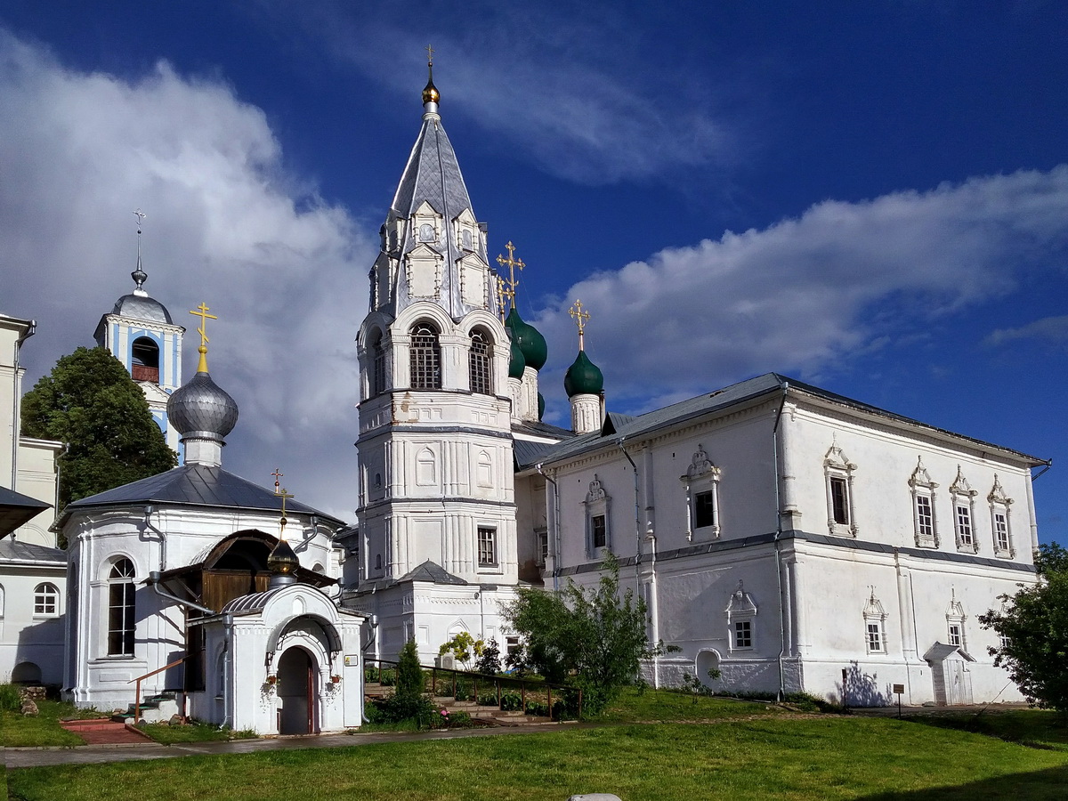 Pereslavsky District, other localities, С. Никитская слобода, Запрудная улица, 20 (Часовня над столпом св. Никиты); с. Никитская слобода, Запрудная улица, 20 (Благовещенская церковь)
