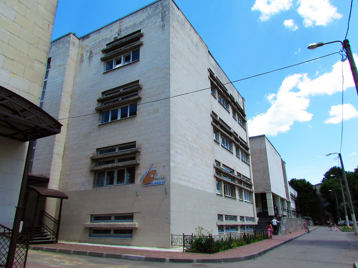 Charków, Улица Есенина, 8-8А-8Б