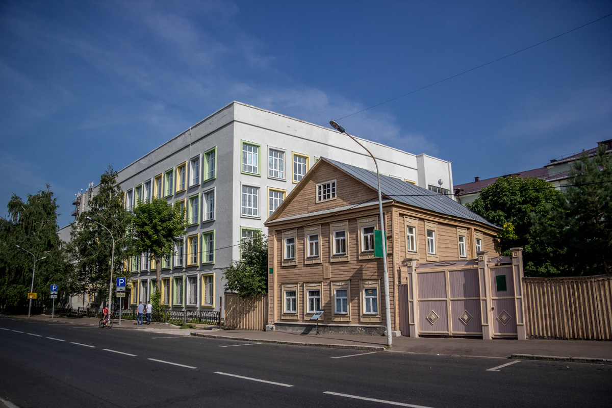 Казань, Улица Парижской Коммуны, 35; Улица Татарстан, 40