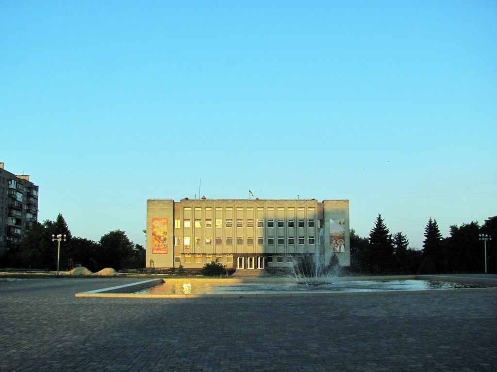 Попасная, Площадь Мира, 3