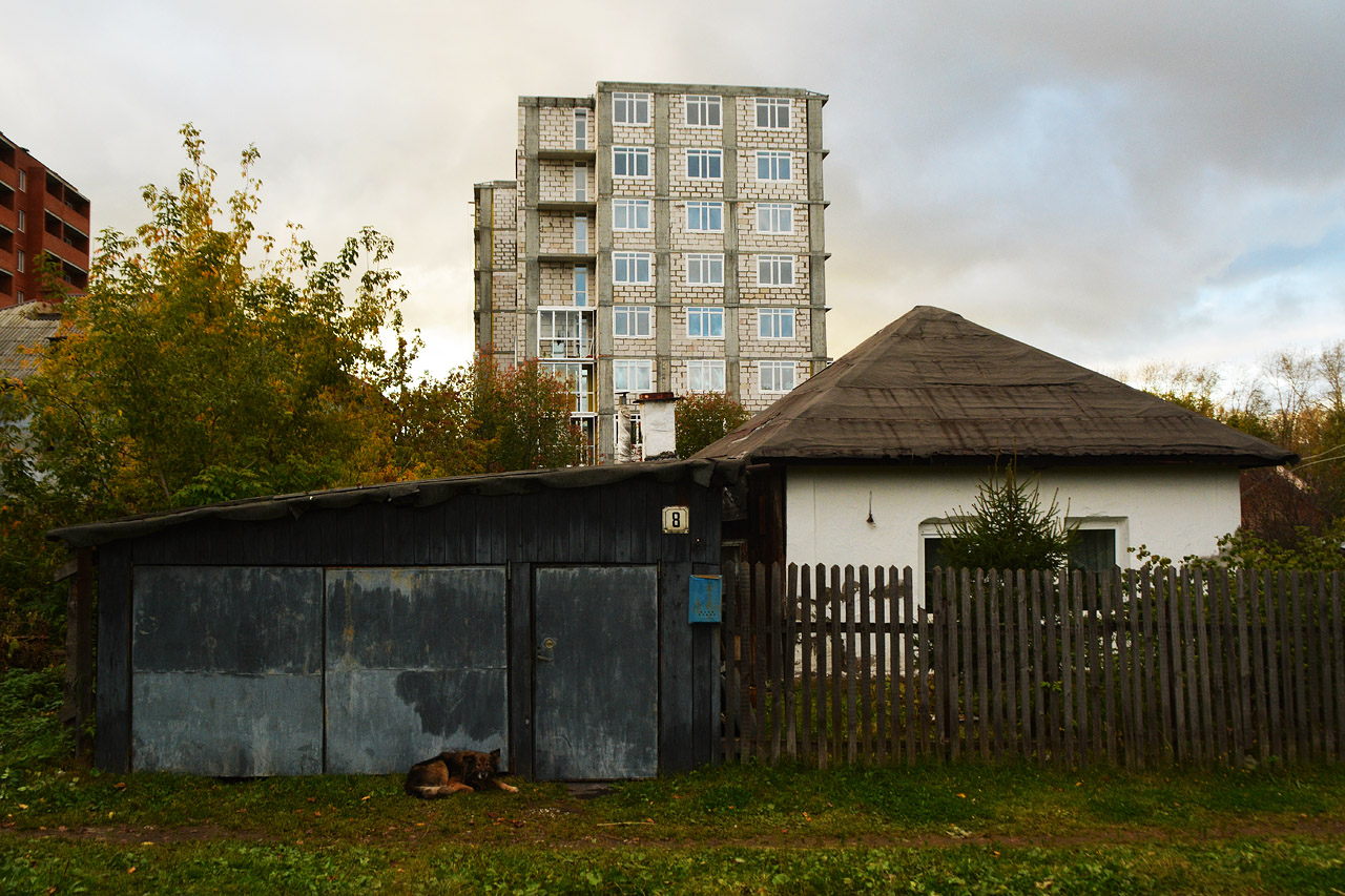 Perm, Улица Красных Командиров, 8; Улица Гастелло, 5