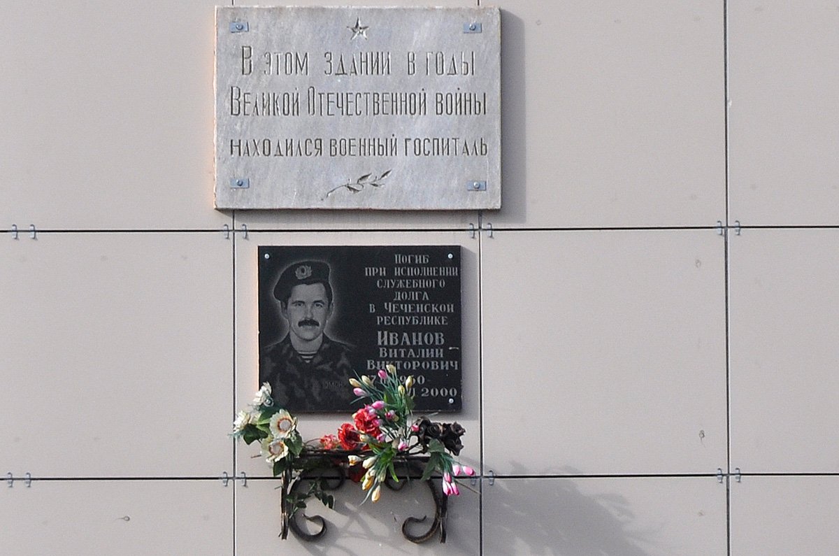 Омск, Улица Лобкова, 2 / Улица Марченко, 4
