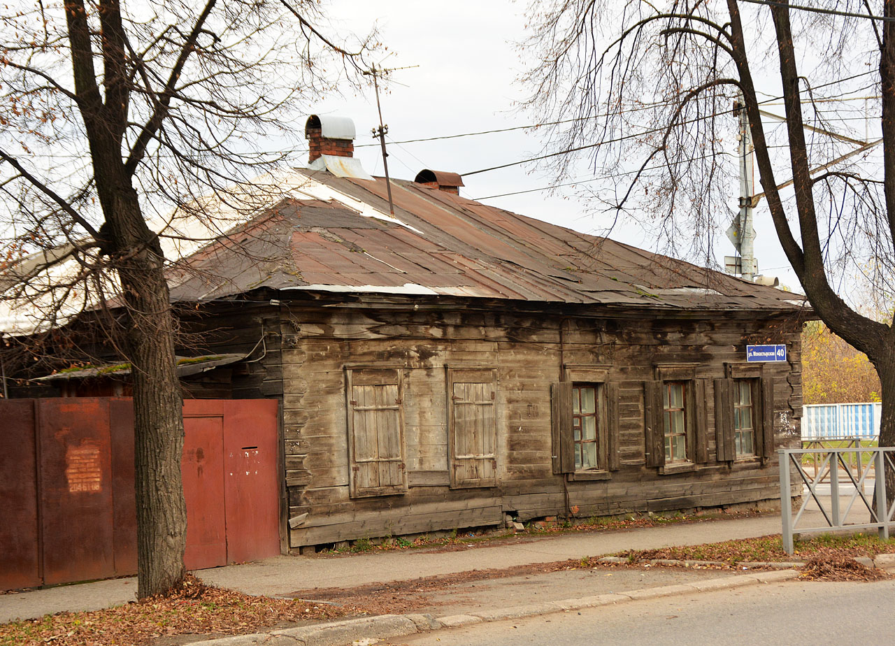 Пермь, Монастырская улица, 40 / Улица Попова, 5