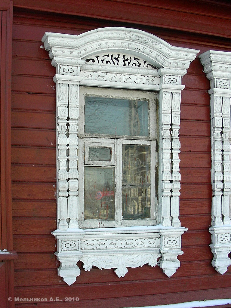 Иваново, Улица Смирнова, 24 / Лежневская улица, 1. Резные наличники