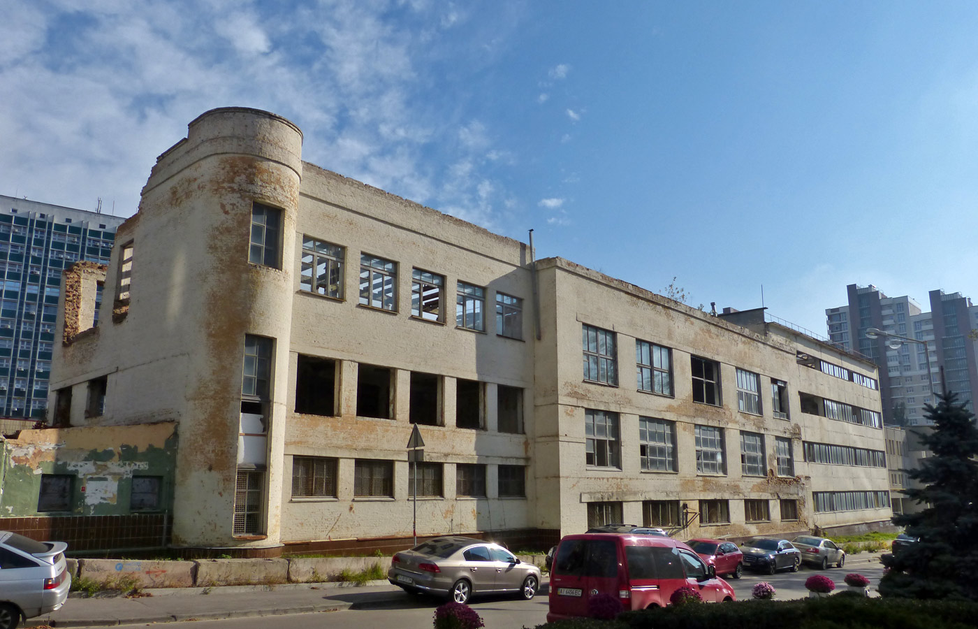 Киев, Улица Анри Барбюса, 39 / Улица Иоанна Павла II, 2