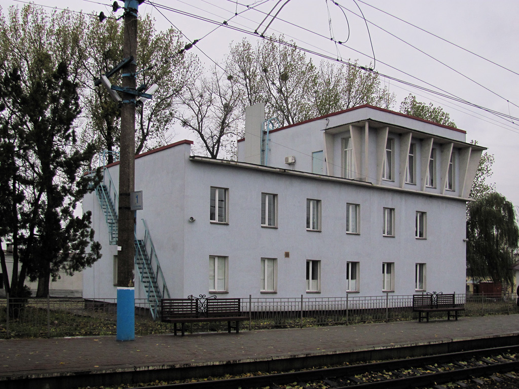 Изюм, Привокзальная площадь, 1