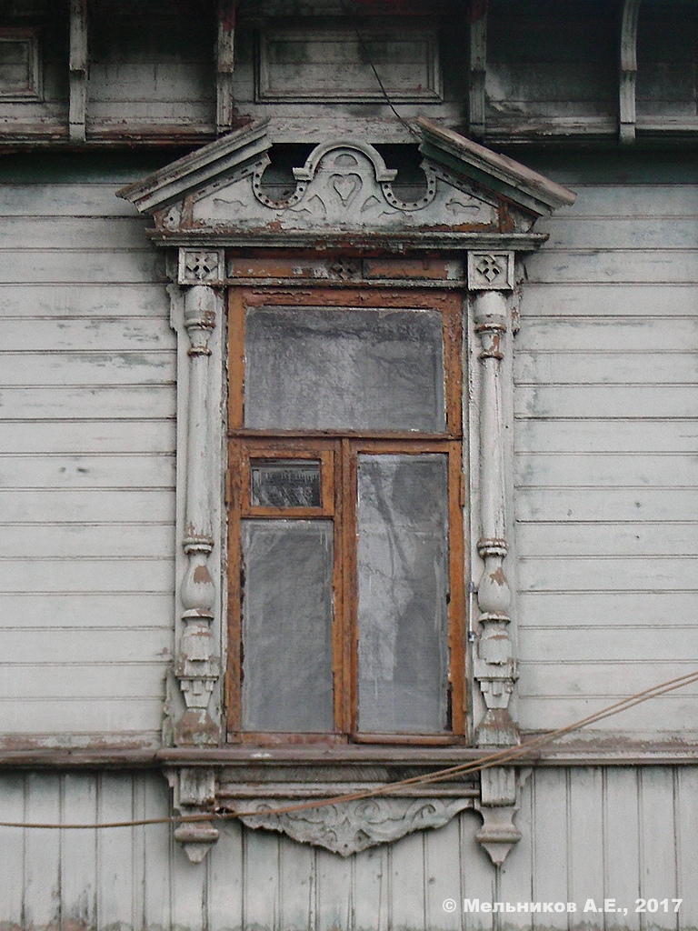 Иваново, Улица 10 Августа, 73 / Рыночный переулок, 12. Резные наличники