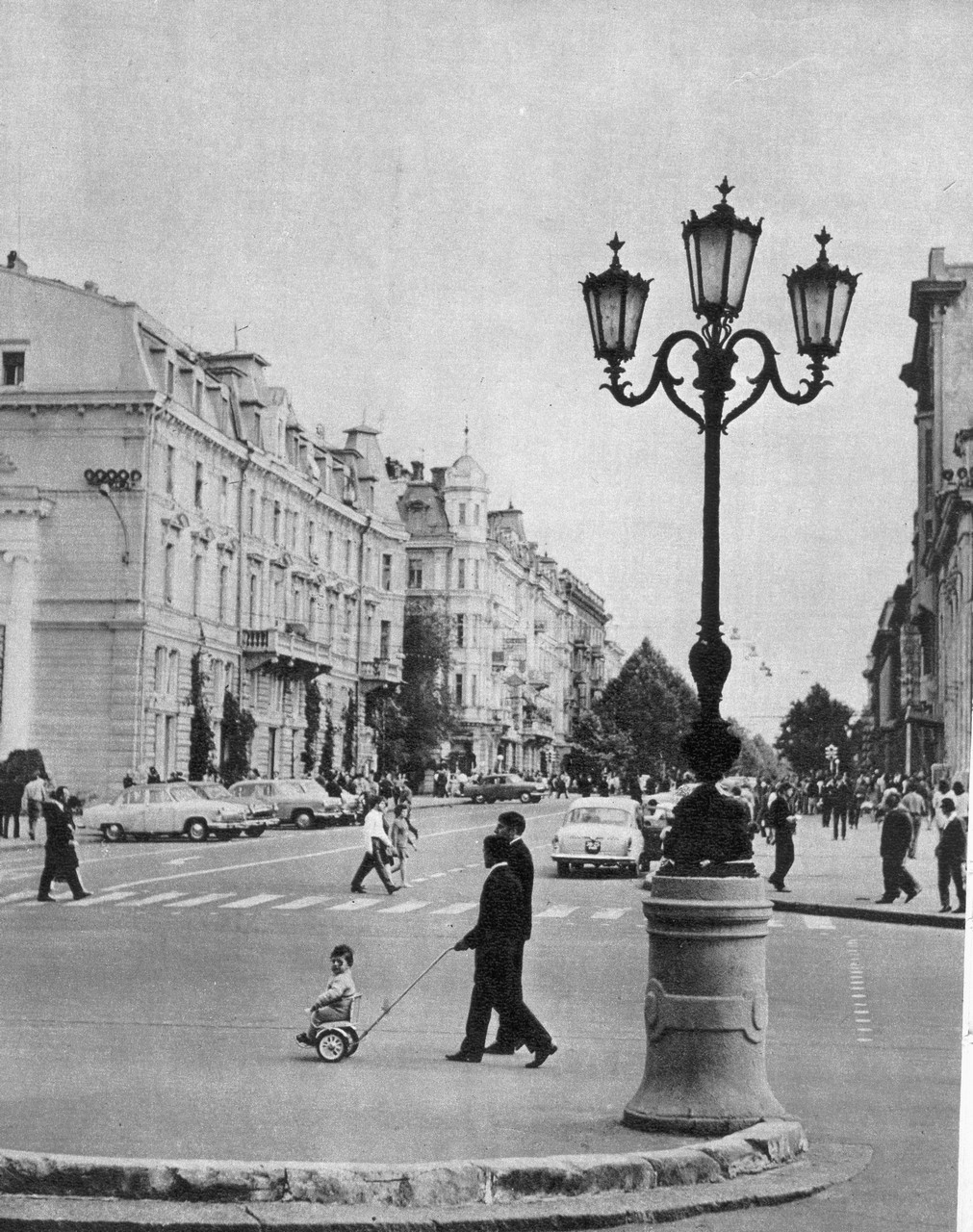 Одесса, Дерибасівська вулиця, 10 / рішельєвська вулиця, 3; Дерибасівська вулиця, 9 / рішельєвська вулиця, 5