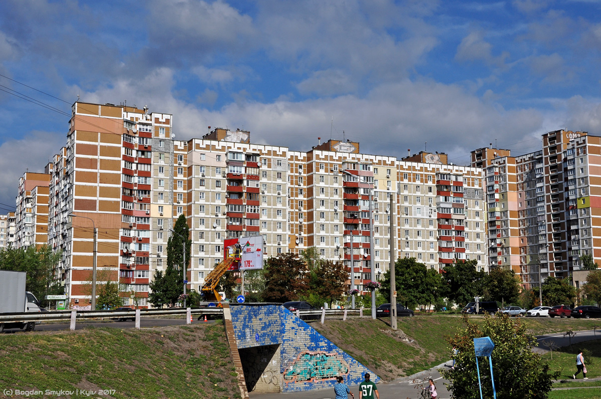 Киев, Проспект Владимира Маяковского, 38 / Улица Александра Сабурова, 10