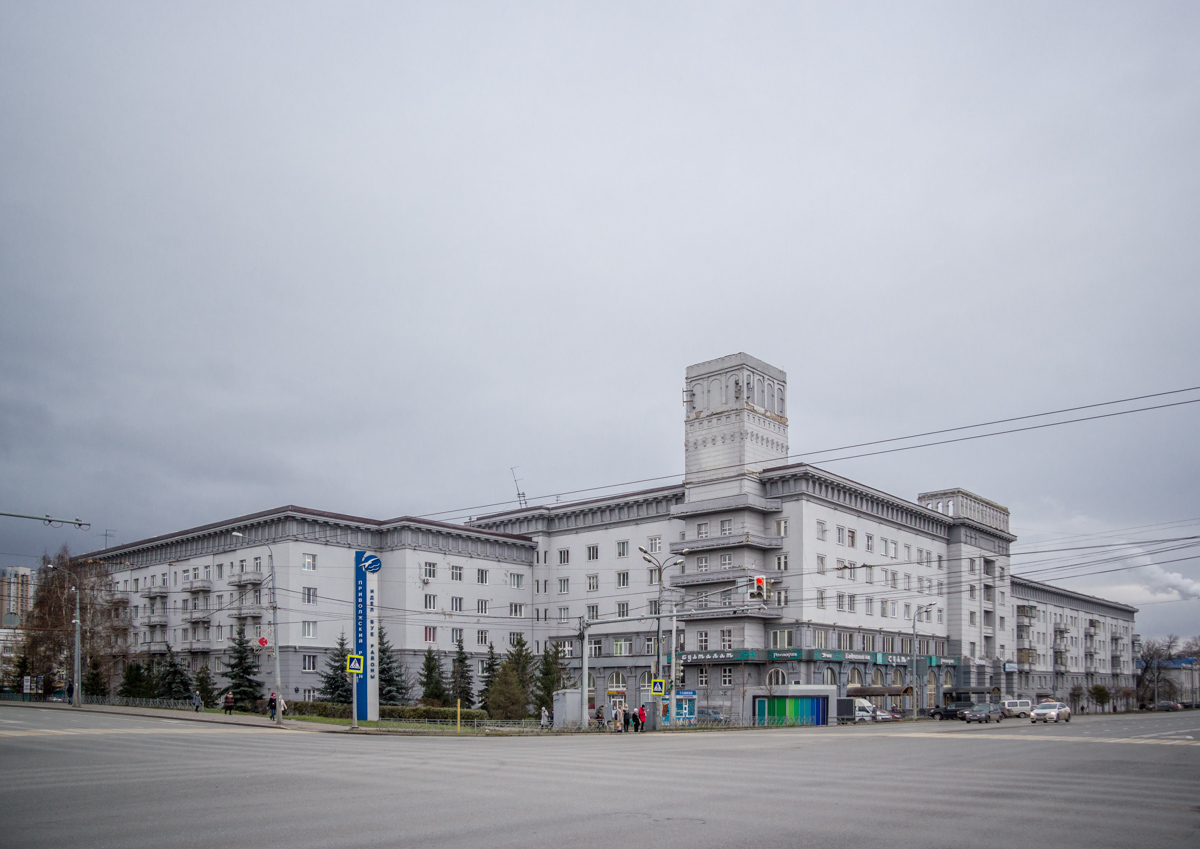 Казань, Улица Нурсултана Назарбаева, 35 корп. 1 / Улица Павлюхина, 98