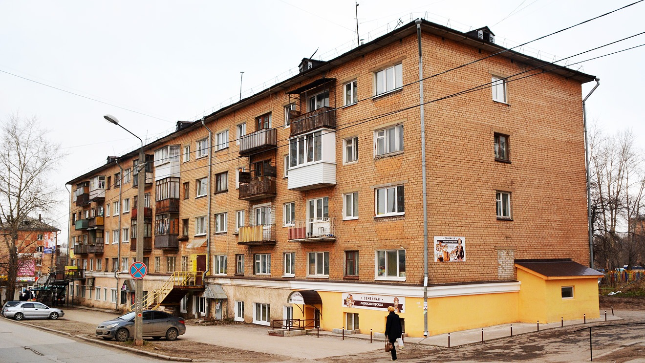 Perm, Улица Милиционера Власова, 5 / Улица Мира, 109