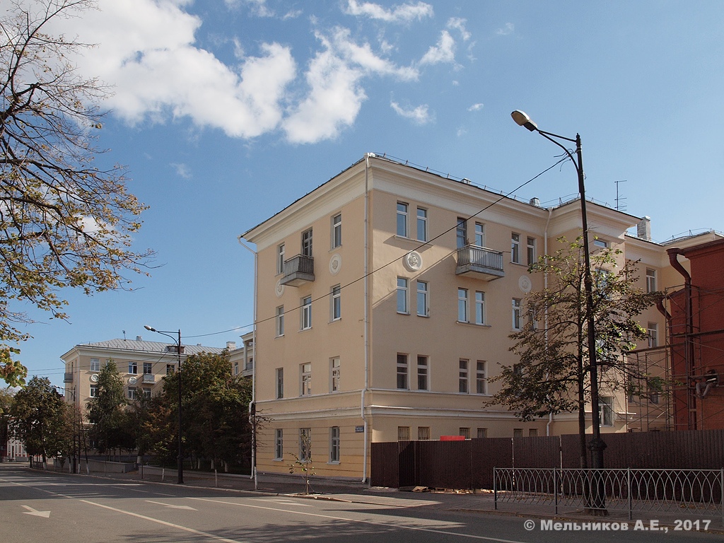 Казань, Большая Красная улица, 18 / Улица Япеева, 7