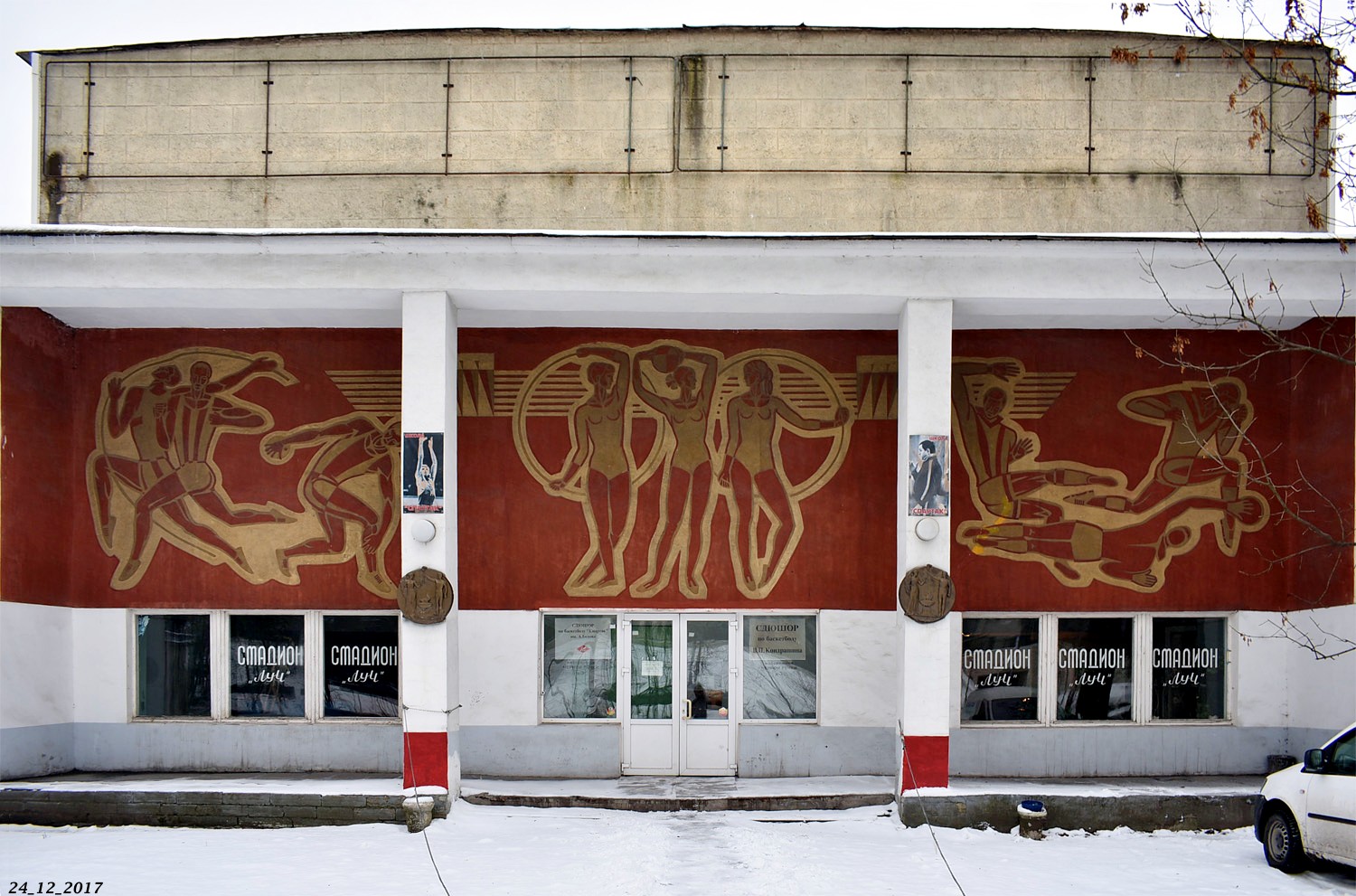 Санкт-Пецярбург, Набережная Чёрной речки, 3. Монументальное искусство (мозаики, росписи, барельефы, сграфито)