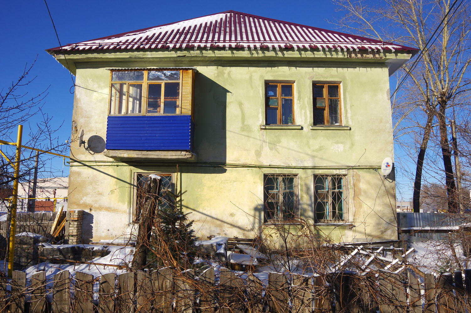 Новокуйбышевск, Улица Горького, 2 / Улица Суворова, 27