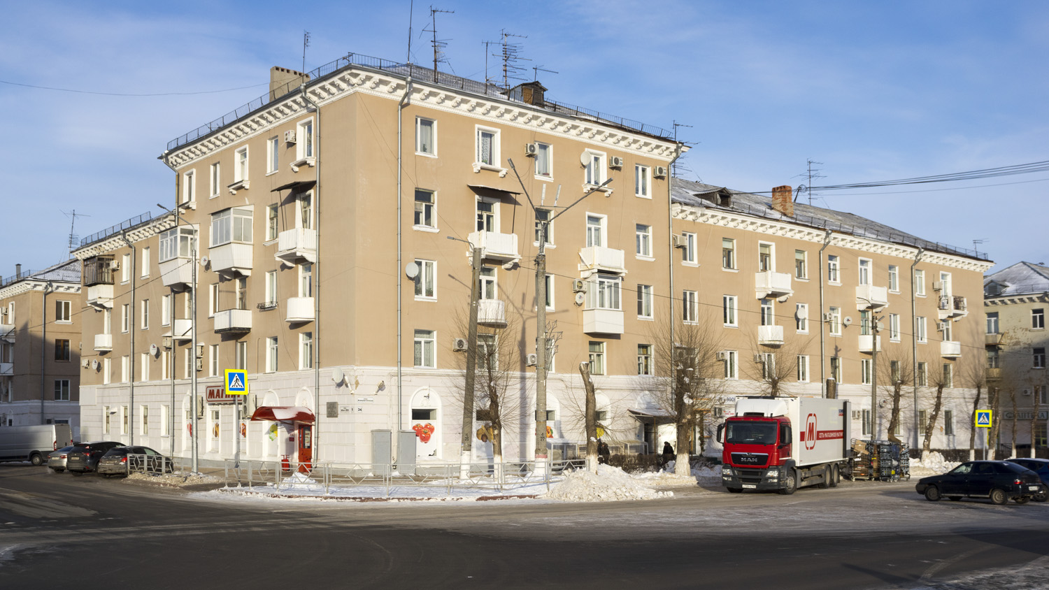 Новокуйбышевск, Улица 50-летия НПЗ, 9 / Коммунистическая улица, 34