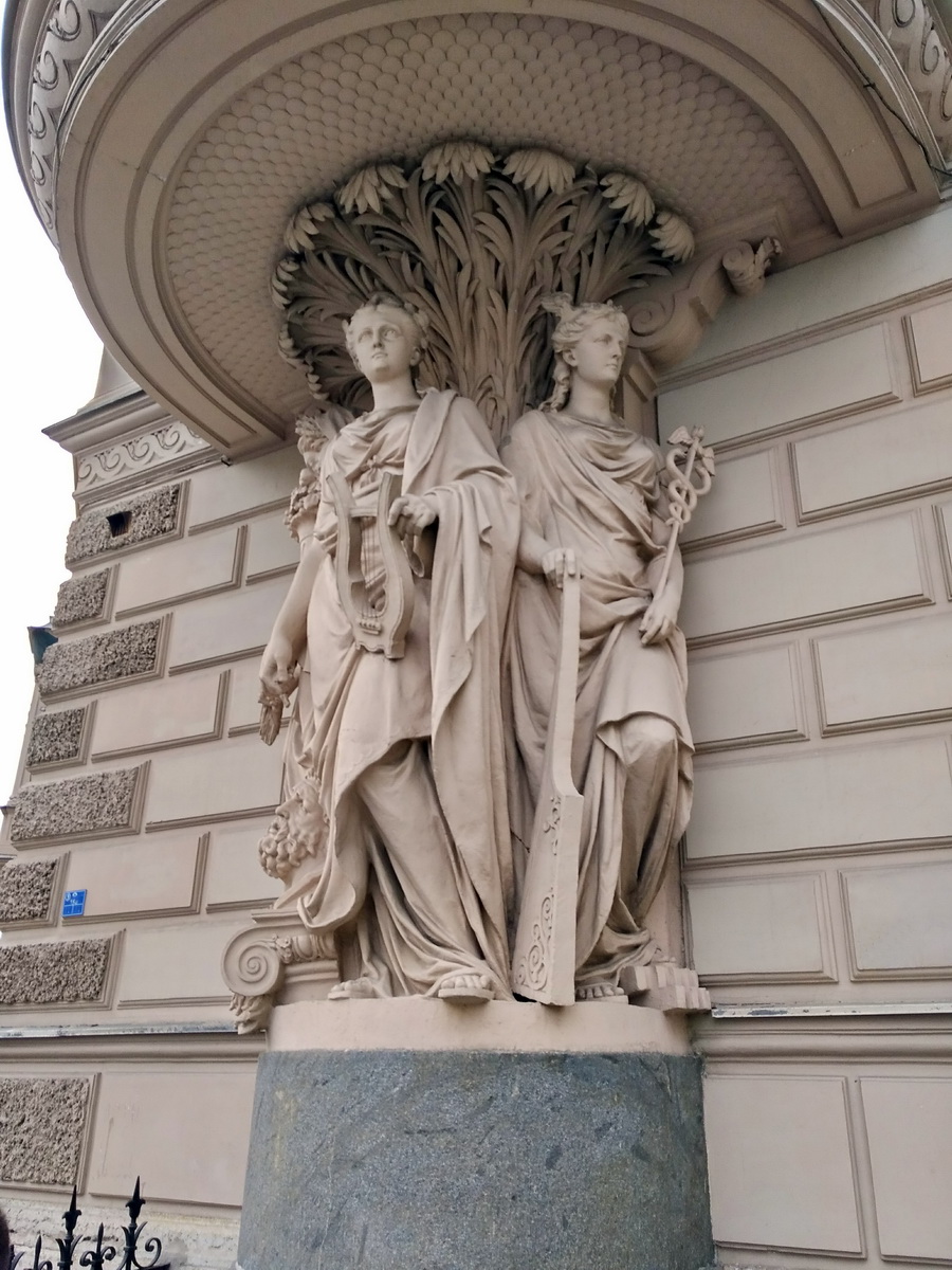 Petersburg, Миллионная улица, 7 / Мраморный переулок, 1 / Дворцовая набережная, 8