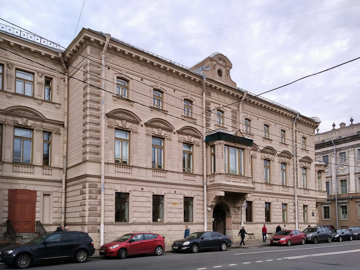Petersburg, Миллионная улица, 7 / Мраморный переулок, 1 / Дворцовая набережная, 8