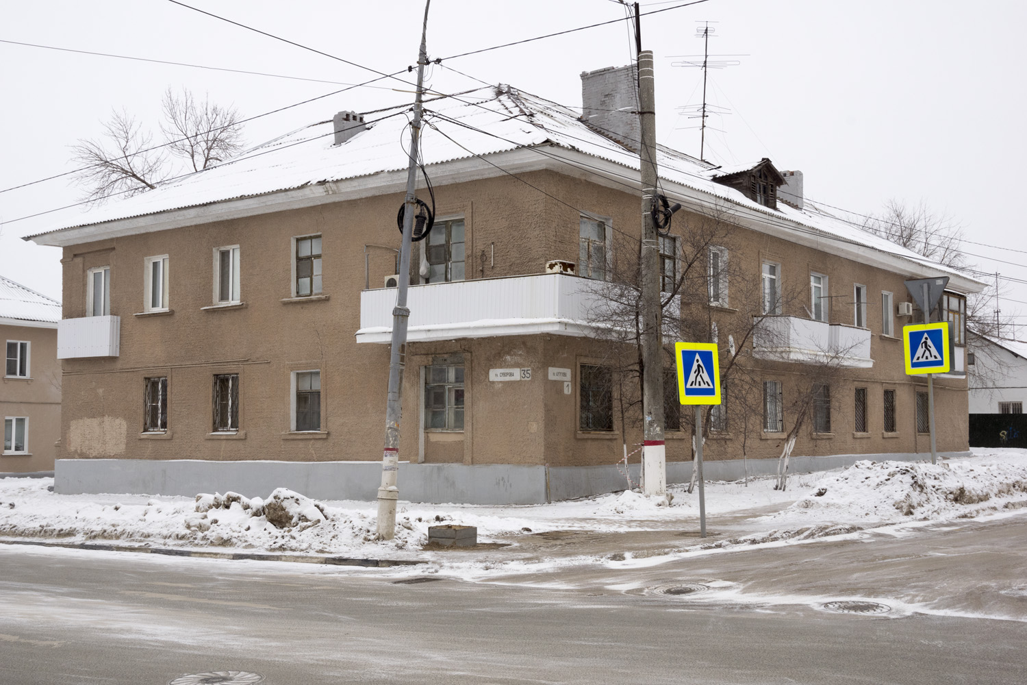 Новокуйбышевск, Улица Кутузова, 1 / Улица Суворова, 35