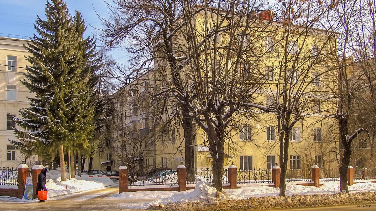 Уфа, Коммунистическая улица, 75/1 / Улица Магафура Хисматуллина, 1