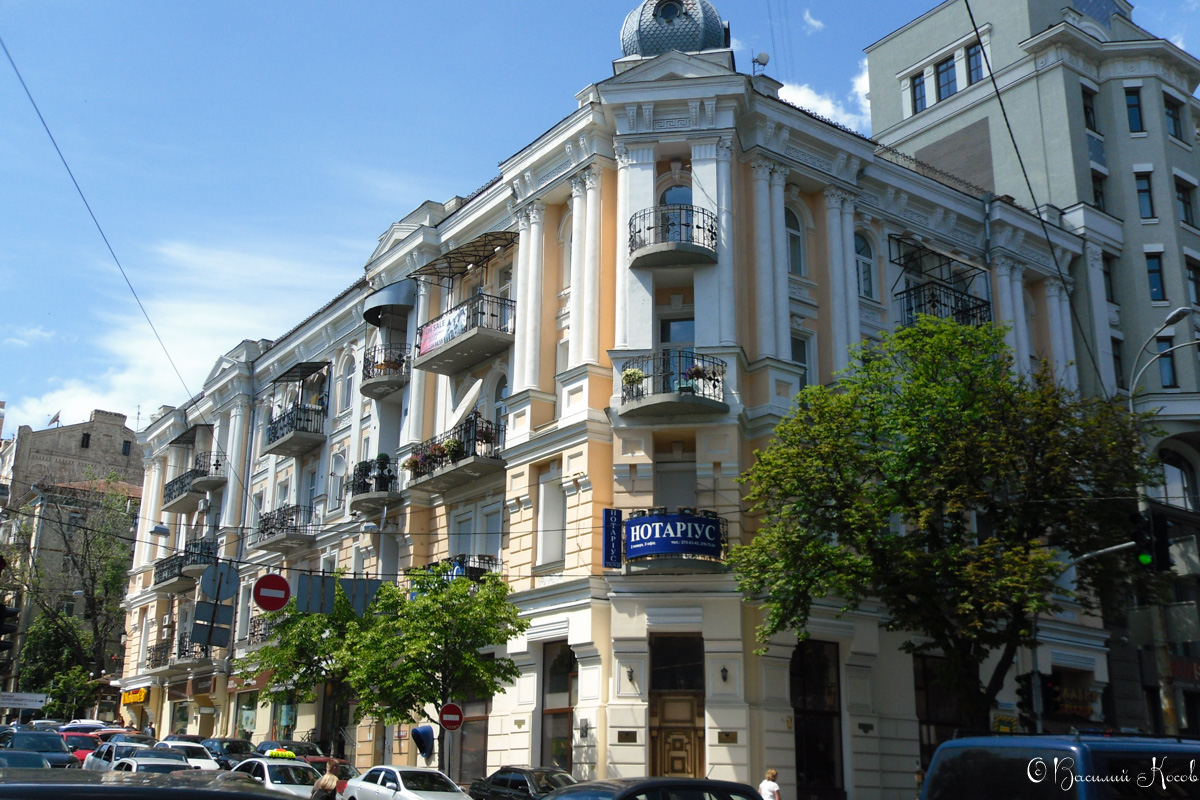 Kyiv, Владимирская улица, 40 / Улица Ярославов вал, 2