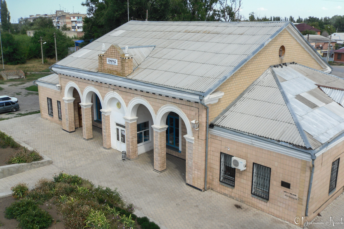 Зерноград, Привокзальная площадь, 1