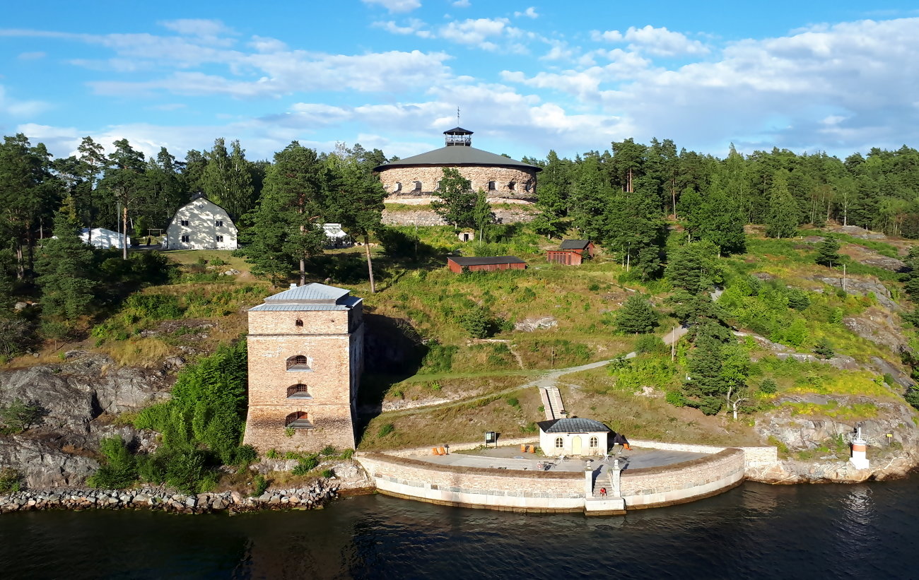 Вермдё, Fredriksborgsvägen, 19; Fredriksborgsvägen, 17