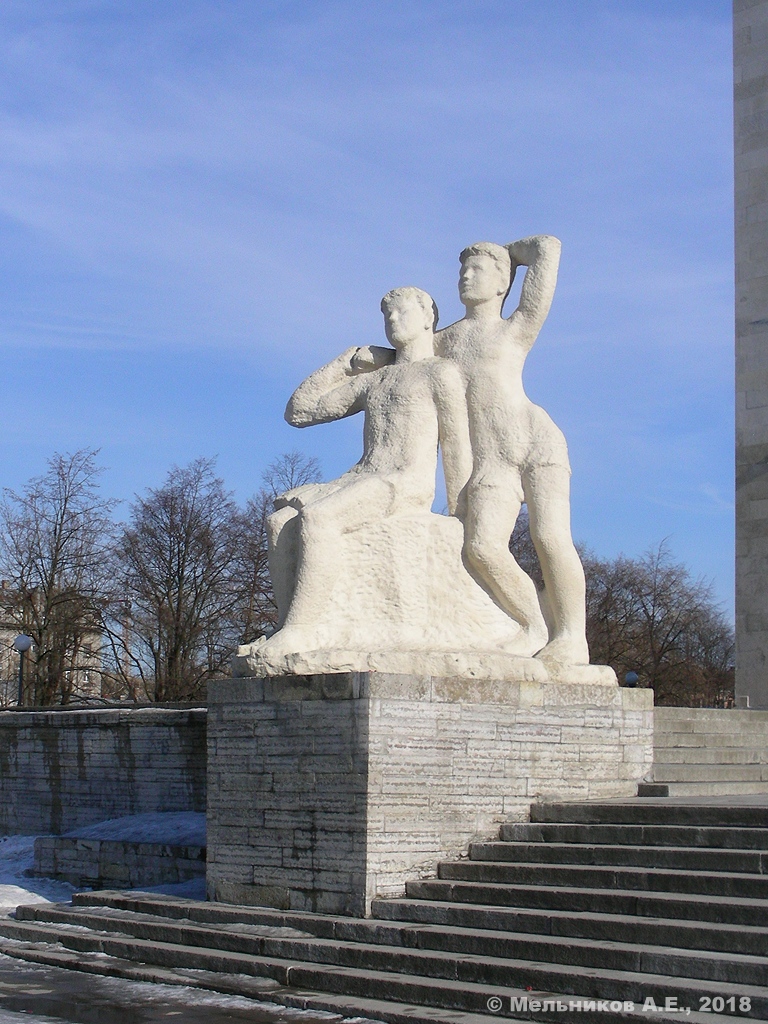 Petersburg, Пионерская площадь, 1. Монументальное искусство (мозаики, росписи)